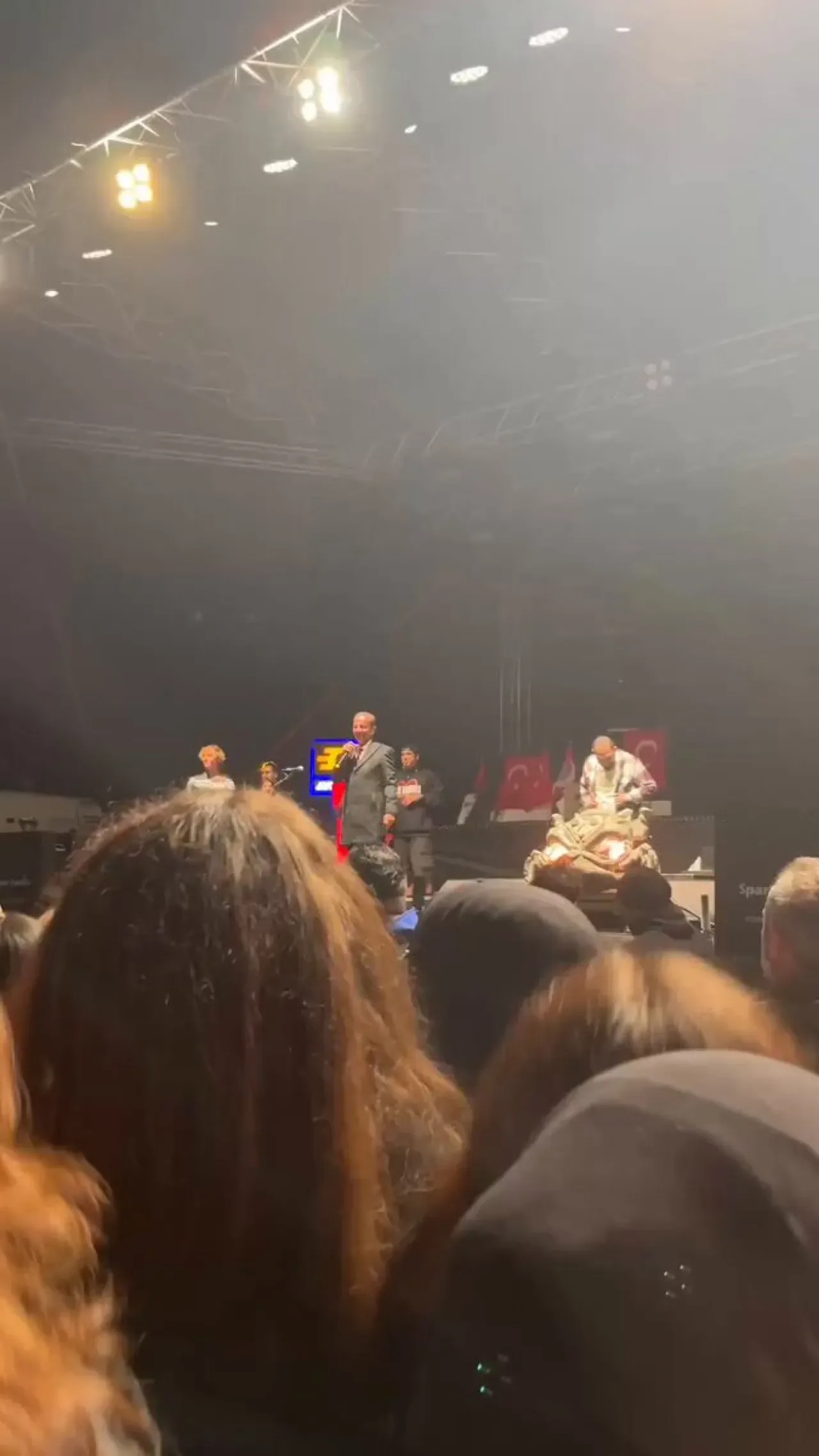 Ferman Akgül Konserinde "Zıplamayan Tayyipçi" Sloganları Ferman Akgül Konserinde "Zıplamayan Tayyipçi" Sloganları