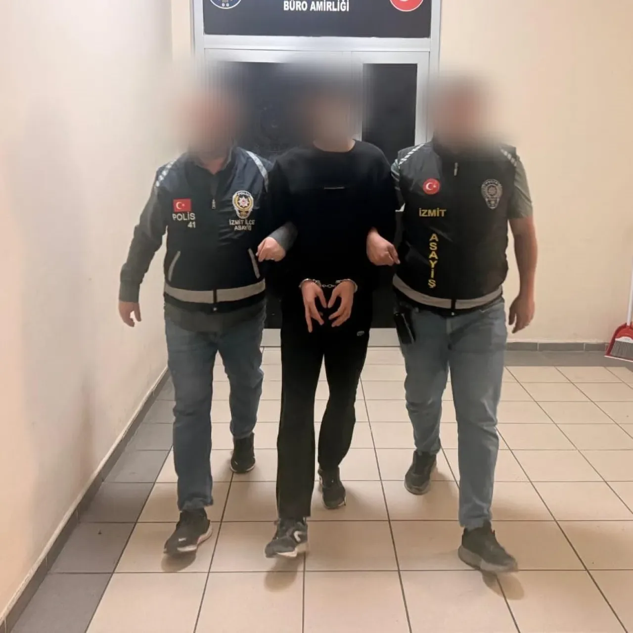 Kocaeli'nde Aranan Suçlu Yakalandı: 11 Farklı Suçtan 327 Kayıt Kocaeli'nde Aranan Suçlu Yakalandı: 11 Farklı Suçtan 327 Kayıt
