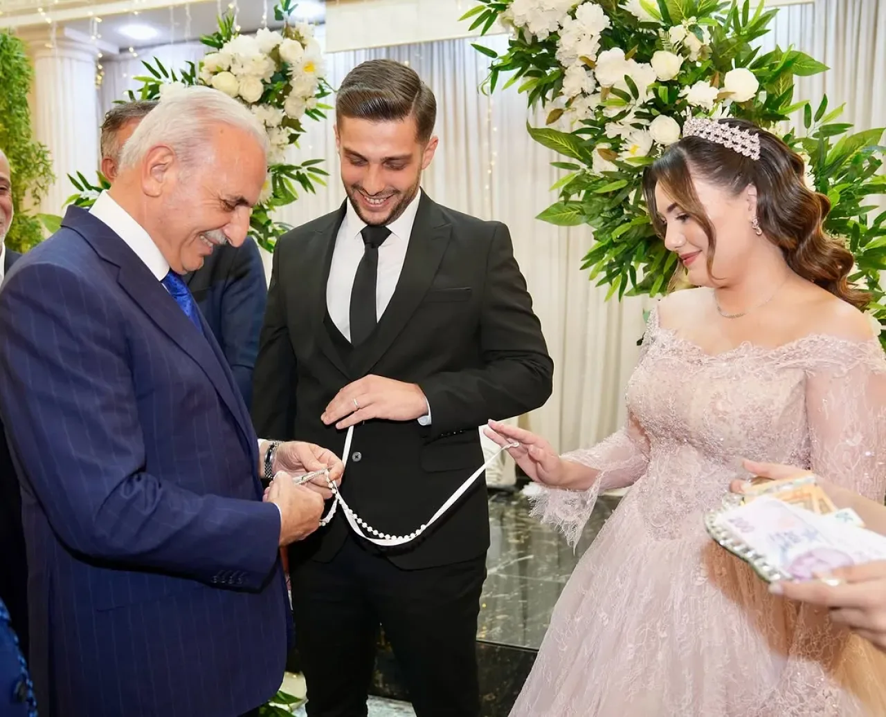 Ümraniye'de Genç Çiftin Nişan Törenine Belediye Başkanı Yıldırım Katıldı Ümraniye'de Genç Çiftin Nişan Törenine Belediye Başkanı Yıldırım Katıldı