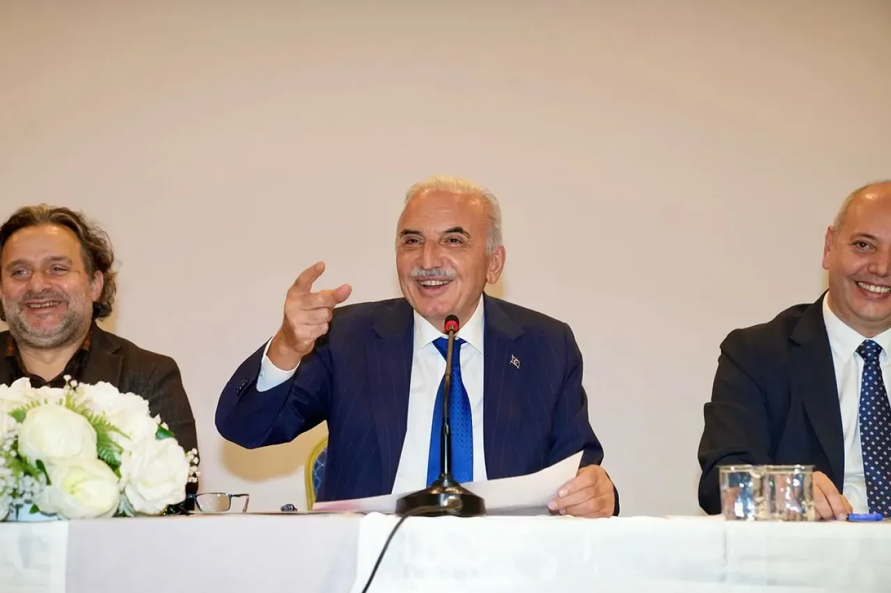 Ümraniye Belediye Başkanı Parseller Mahallesi'nde Tapu ve Kentsel Dönüşüm Çalışmalarını Değerlendirdi Ümraniye Belediye Başkanı Parseller Mahallesi'nde Tapu ve Kentsel Dönüşüm Çalışmalarını Değerlendirdi
