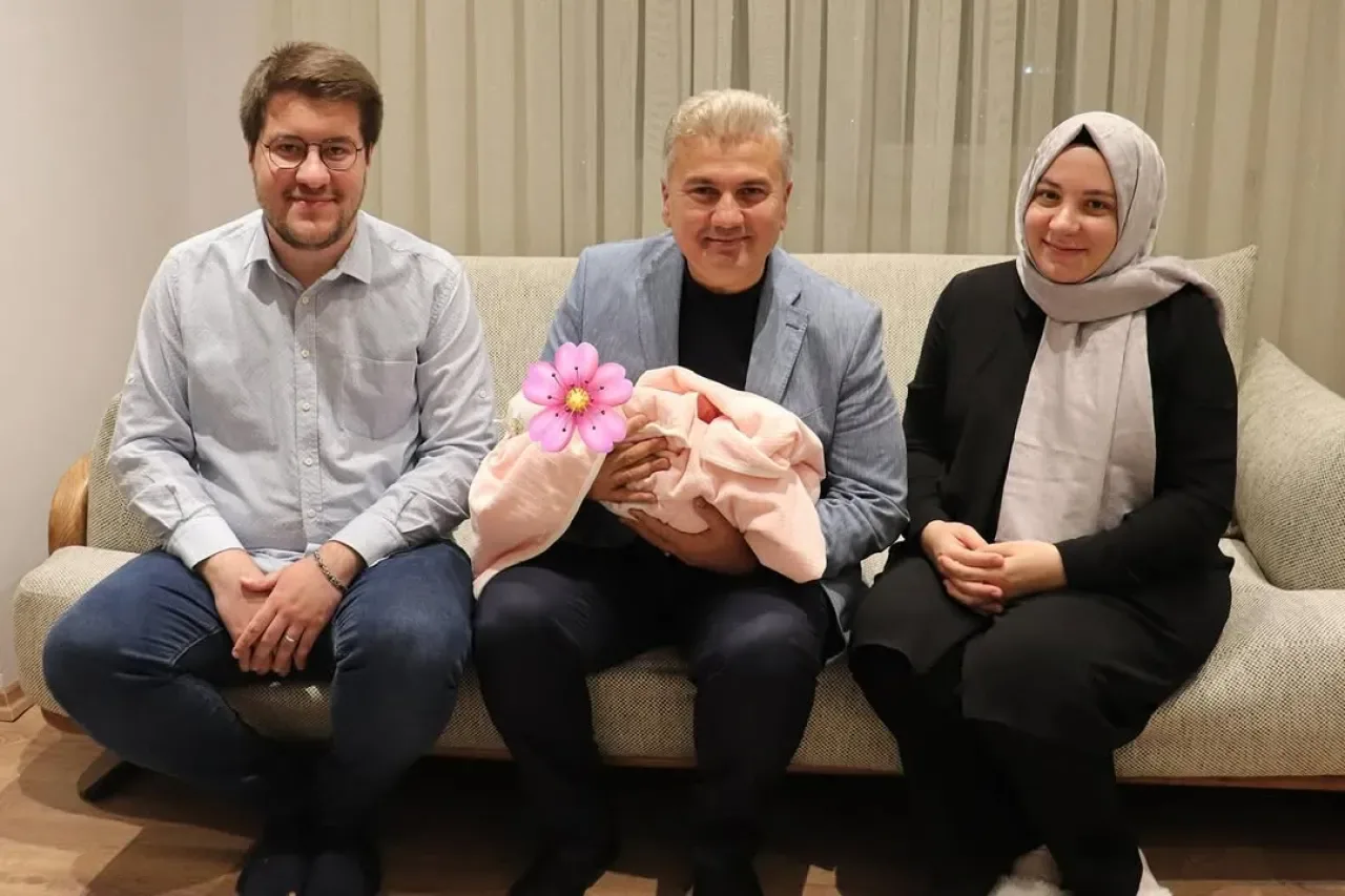AK Partili Mustafa Canbey'den Yeni Doğan Bebeğe Ziyaret AK Partili Mustafa Canbey'den Yeni Doğan Bebeğe Ziyaret