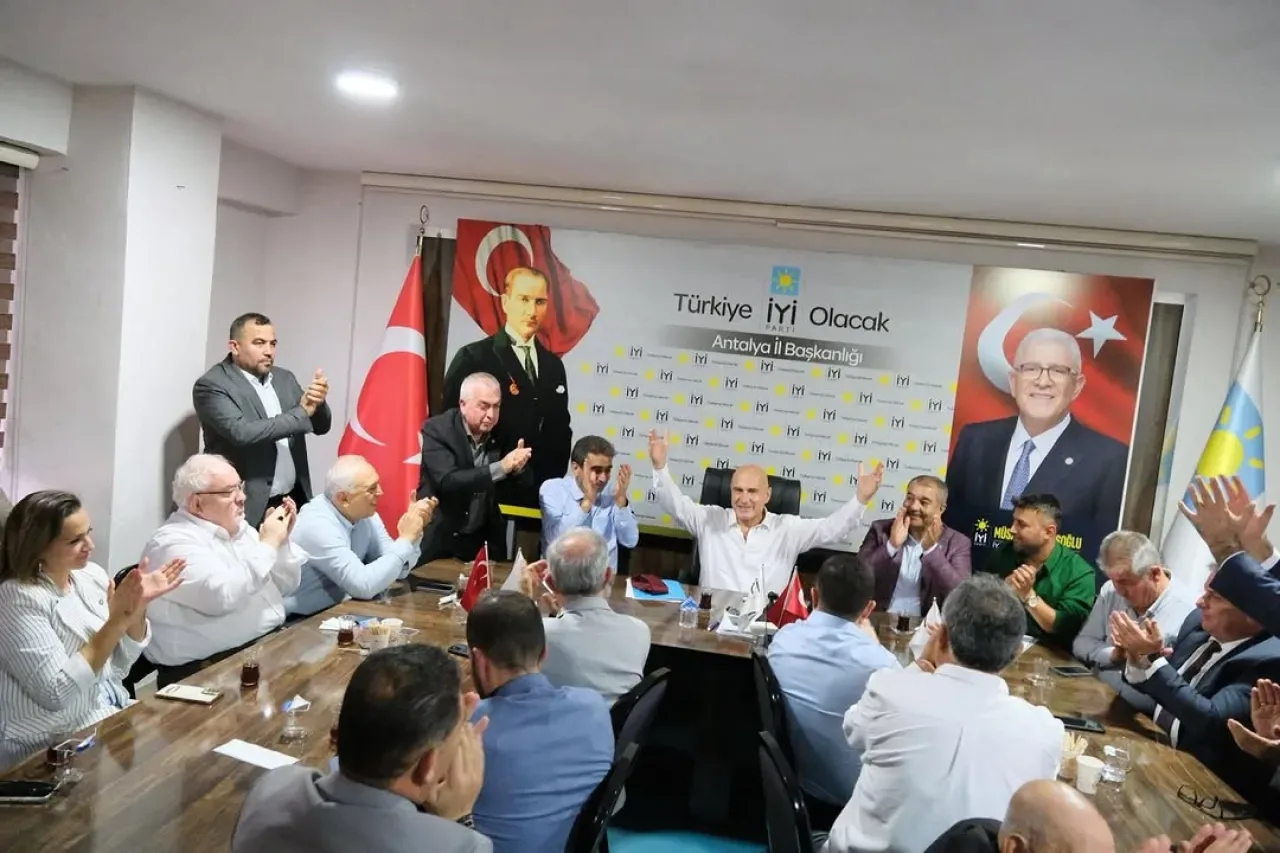 İYİ Parti Balıkesir Milletvekili Turhan Çömez, Antalya'da Partililerle Buluştu İYİ Parti Balıkesir Milletvekili Turhan Çömez, Antalya'da Partililerle Buluştu