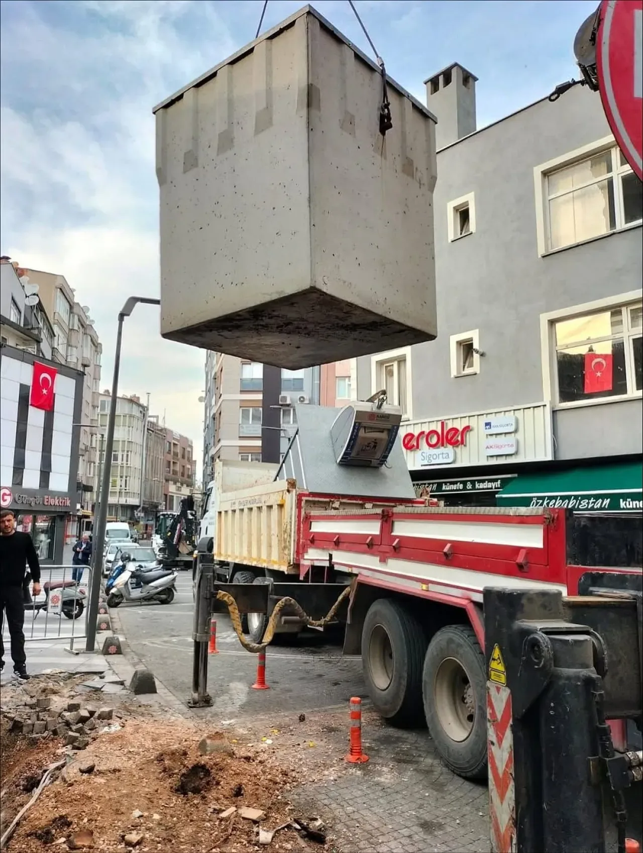 Karesi Belediyesi İncirli Cami Çevresinde Yenileme Çalışmaları Sürüyor Karesi Belediyesi İncirli Cami Çevresinde Yenileme Çalışmaları Sürüyor