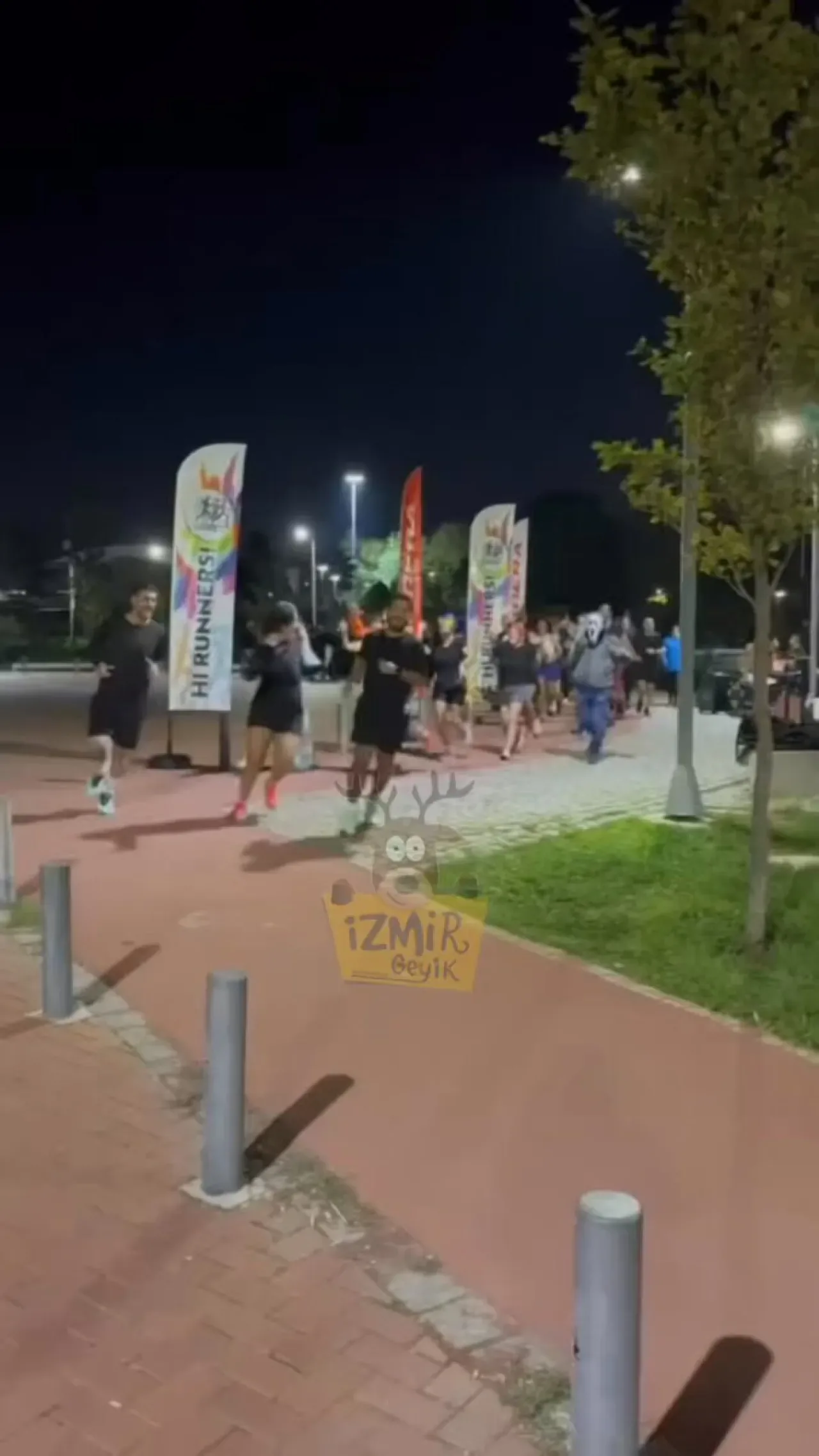 İzmir'de Cadılar Bayramı Temalı Gece Koşusu Renkli Görüntülere Sahne Oldu İzmir'de Cadılar Bayramı Temalı Gece Koşusu Renkli Görüntülere Sahne Oldu