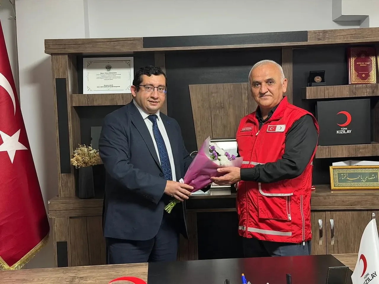 Türk Kızılay Esenler Şubesi'ne Siyasi Parti ve STK Temsilcilerinden Ziyaret Türk Kızılay Esenler Şubesi'ne Siyasi Parti ve STK Temsilcilerinden Ziyaret
