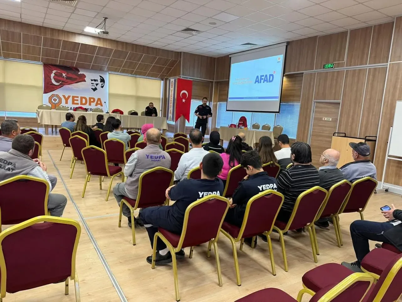 Ataşehir'de Ticaret Merkezi Çalışanlarına Afet Farkındalık Eğitimi Verildi Ataşehir'de Ticaret Merkezi Çalışanlarına Afet Farkındalık Eğitimi Verildi