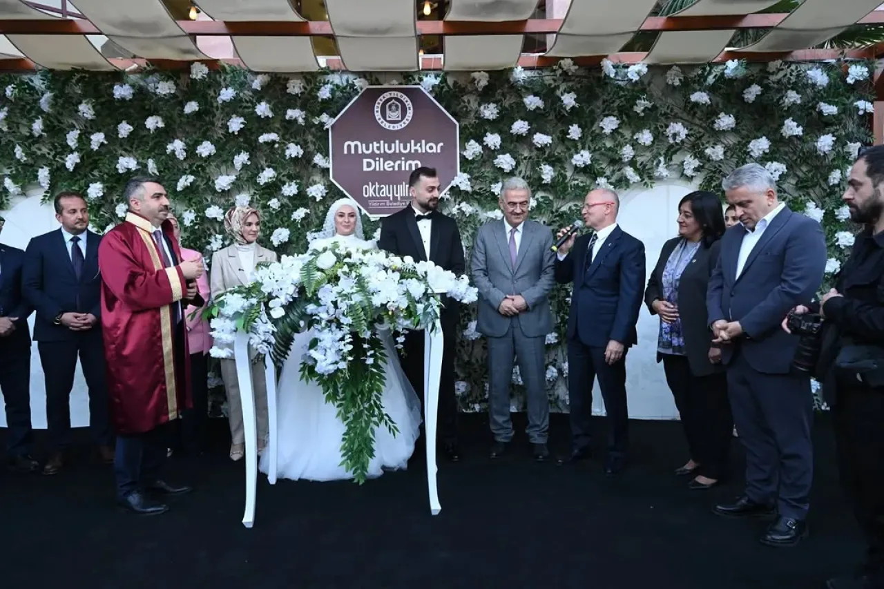 AK Parti Bursa İl Başkanı Davut Gürkan ve Bakan Mahinur Özdemir Göktaş Nikah Töreninde AK Parti Bursa İl Başkanı Davut Gürkan ve Bakan Mahinur Özdemir Göktaş Nikah Töreninde