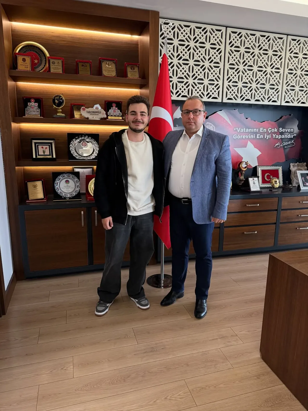 Kaymakam Fatih Çobanoğlu'nu Yeğeni Ziyaret Etti Kaymakam Fatih Çobanoğlu'nu Yeğeni Ziyaret Etti