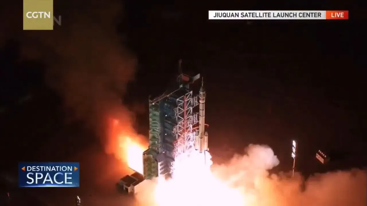 Çin, Shenzhou-21 Mürettebatlı Uzay Aracını Başarıyla Fırlattı Çin, Shenzhou-21 Mürettebatlı Uzay Aracını Başarıyla Fırlattı