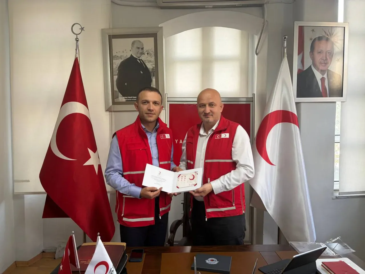 AK Parti Beyoğlu İlçe Teşkilatı, Kızılay Haftası'nda Türk Kızılay Beyoğlu Şubesi'ni Ziyaret Etti AK Parti Beyoğlu İlçe Teşkilatı, Kızılay Haftası'nda Türk Kızılay Beyoğlu Şubesi'ni Ziyaret Etti