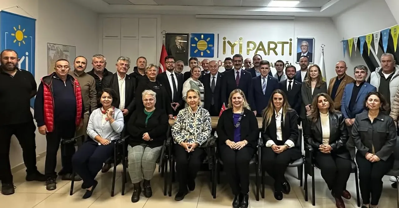 İYİ Parti'nin Beylikdüzü ve Esenyurt'ta Yeni İlçe Başkanları Göreve Başladı İYİ Parti'nin Beylikdüzü ve Esenyurt'ta Yeni İlçe Başkanları Göreve Başladı