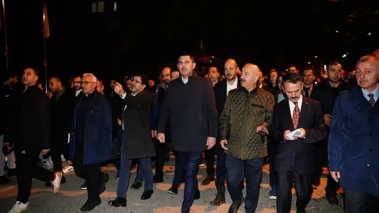 Gebze'deki Bina Yıkımı Sonrası Bakan Kurum'dan Açıklama: 16 Hane Tahliye Edildi Gebze'deki Bina Yıkımı Sonrası Bakan Kurum'dan Açıklama: 16 Hane Tahliye Edildi