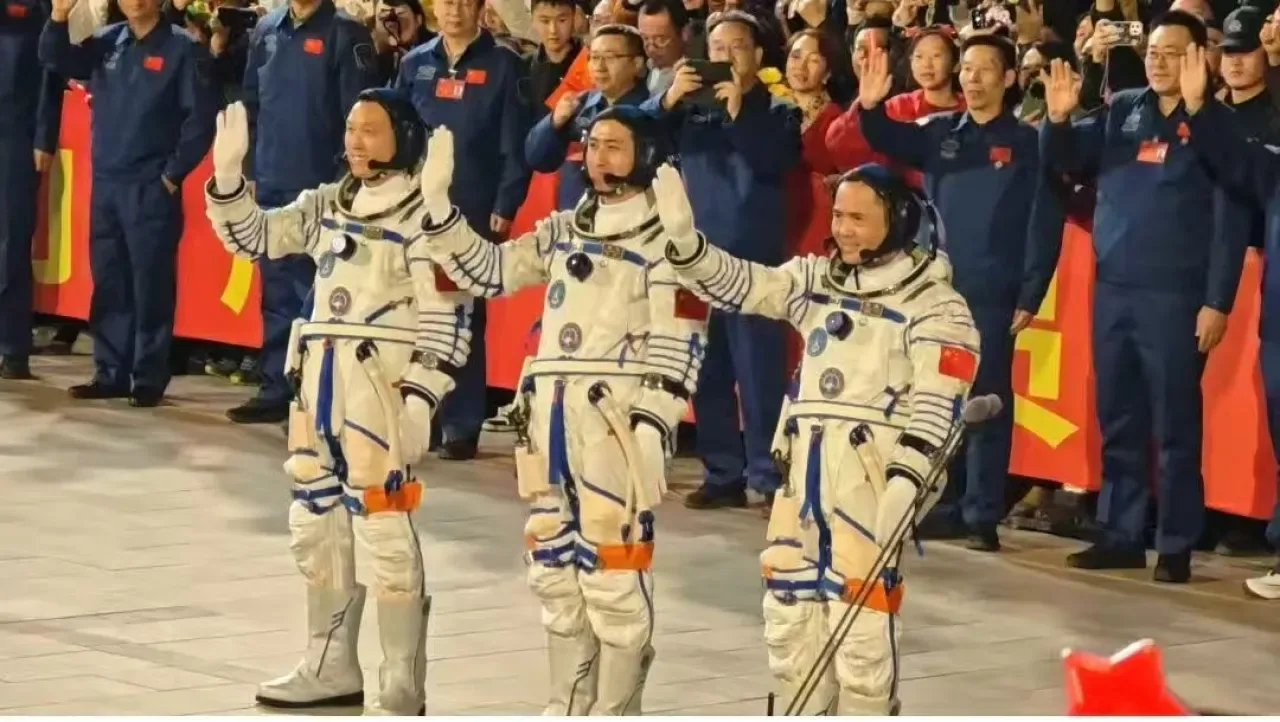 Çin, Shenzhou-21 Mürettebatını Uğurladı: İnsanlı Uzay Görevi Başlıyor Çin, Shenzhou-21 Mürettebatını Uğurladı: İnsanlı Uzay Görevi Başlıyor