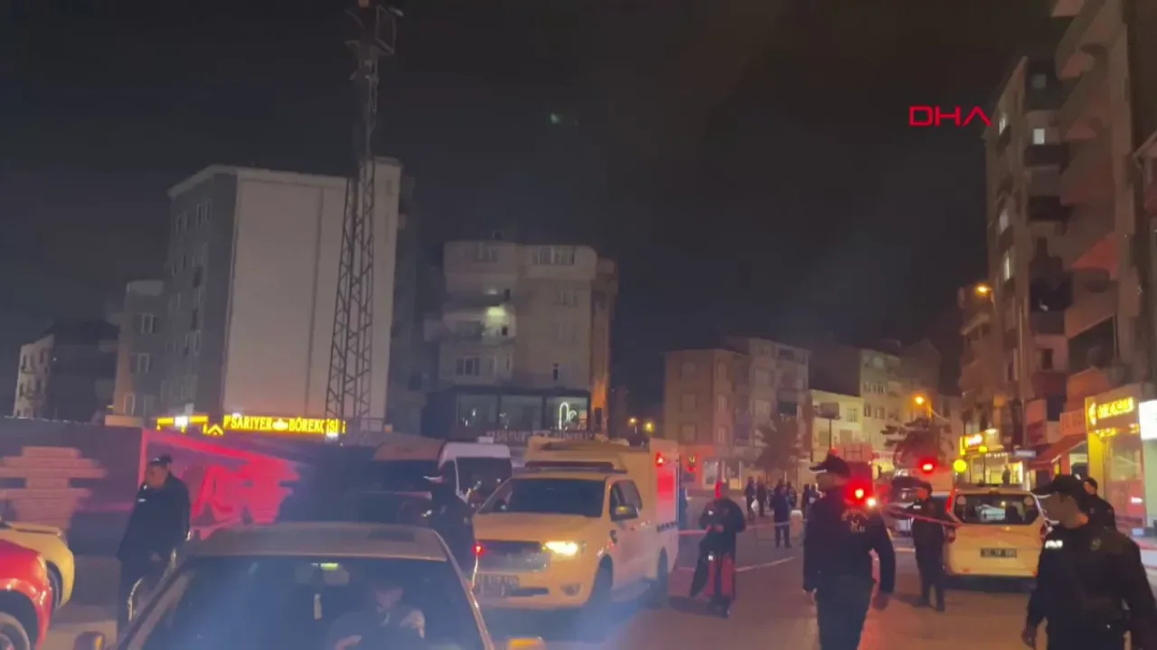Gebze'de Yıkılan Bina Yakınında Panik: Komşu Binada Çatlaklar Oluştu, Tahliye Yapıldı Gebze'de Yıkılan Bina Yakınında Panik: Komşu Binada Çatlaklar Oluştu, Tahliye Yapıldı
