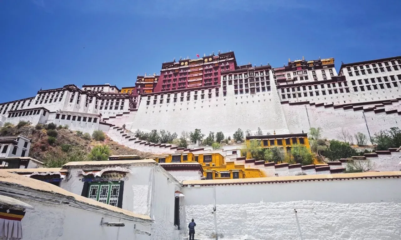 Potala Sarayı'nın Yüzyıllık Sırrı: Duvarları Bal ve Süt Karışımı ile Korunuyor Potala Sarayı'nın Yüzyıllık Sırrı: Duvarları Bal ve Süt Karışımı ile Korunuyor