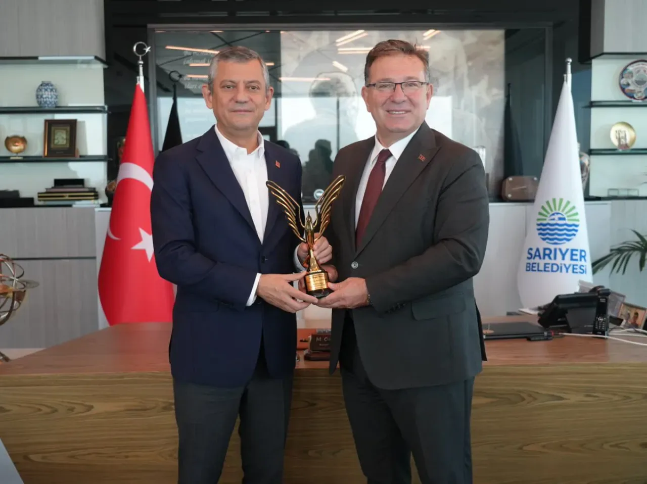 CHP Lideri Özgür Özel, Sarıyer'de Erdal İnönü'nü Anma Toplantısı için Belediyeyi Ziyaret Etti CHP Lideri Özgür Özel, Sarıyer'de Erdal İnönü'nü Anma Toplantısı için Belediyeyi Ziyaret Etti