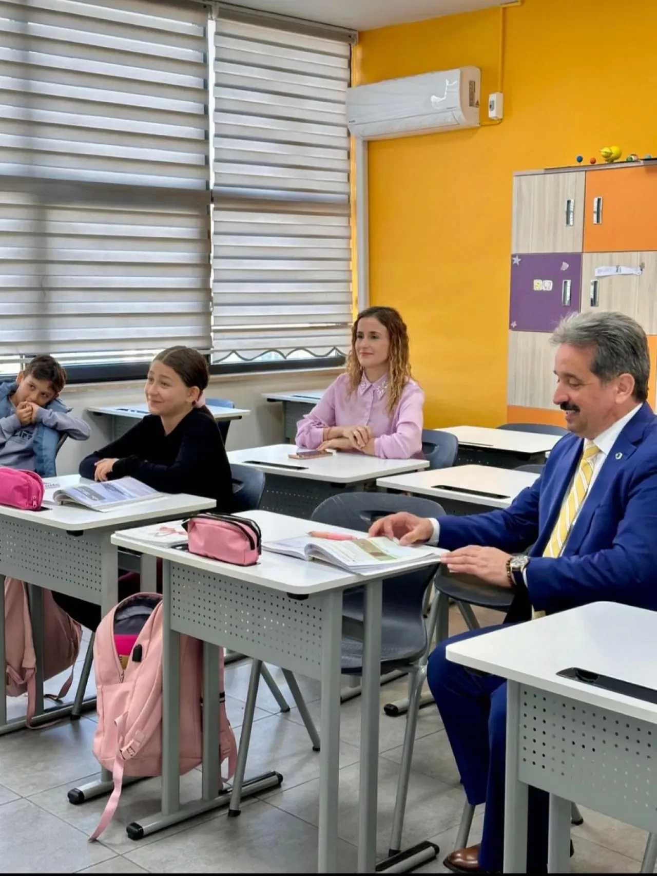 İznik İlçe Milli Eğitim Müdürü Muhammet Asil, Özdemir Okulları'nı Ziyaret Etti İznik İlçe Milli Eğitim Müdürü Muhammet Asil, Özdemir Okulları'nı Ziyaret Etti