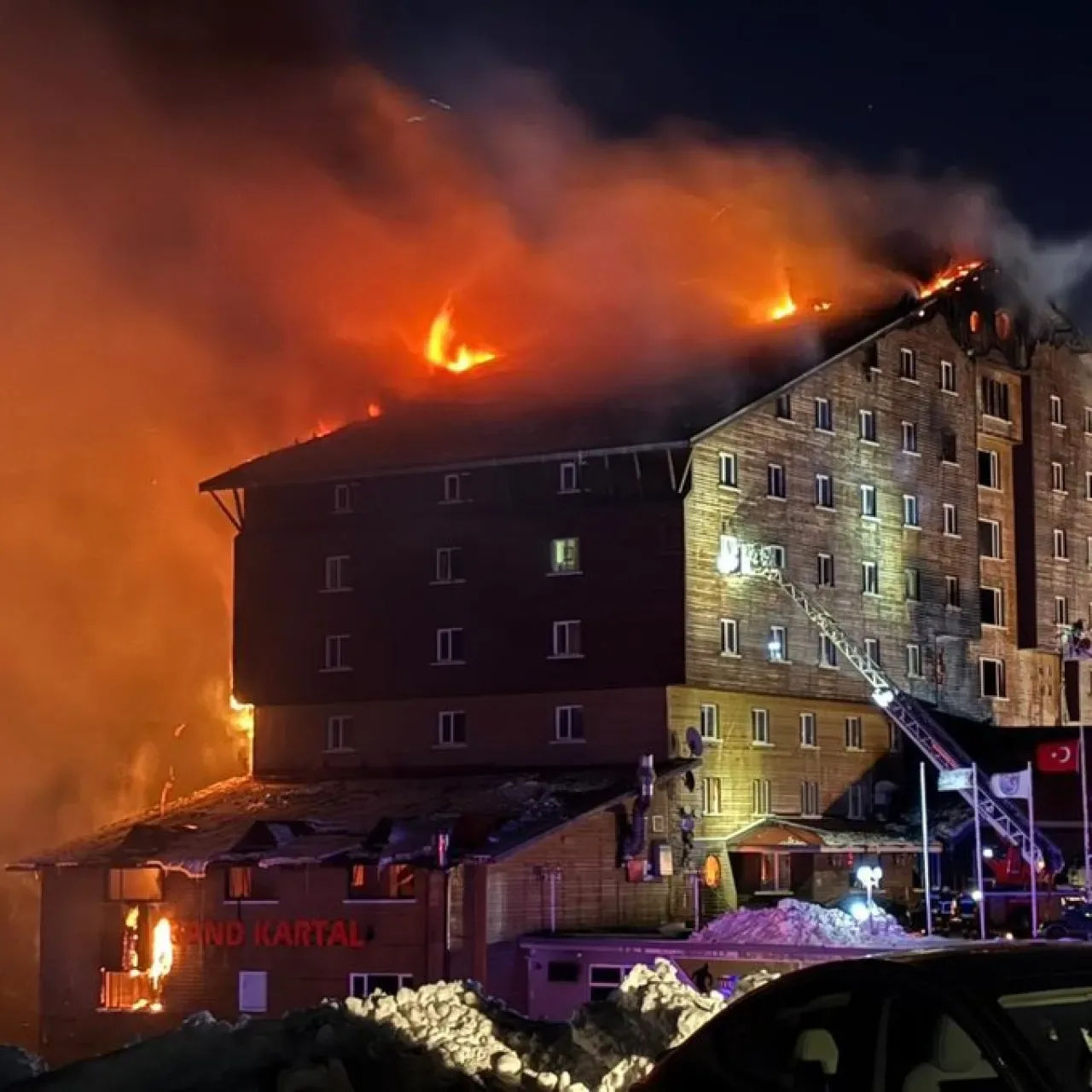 Grand Kartal Otel Yangını Davasında Cezalar Açıklandı: 8 Kişiye Ağırlaştırılmış Müebbet Grand Kartal Otel Yangını Davasında Cezalar Açıklandı: 8 Kişiye Ağırlaştırılmış Müebbet