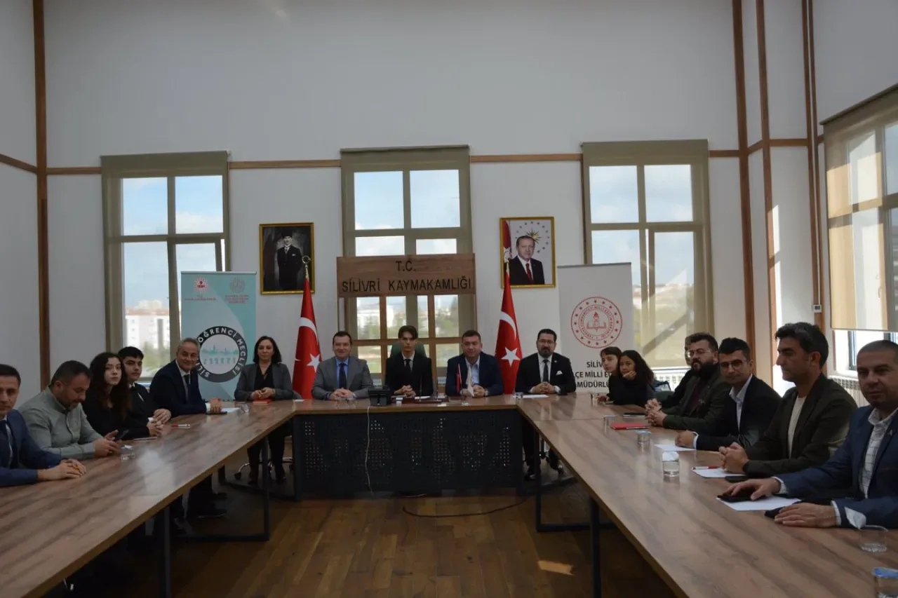 Silivri'de Öğrenci Meclisi Toplantısı Kaymakam Katılımıyla Yapıldı Silivri'de Öğrenci Meclisi Toplantısı Kaymakam Katılımıyla Yapıldı