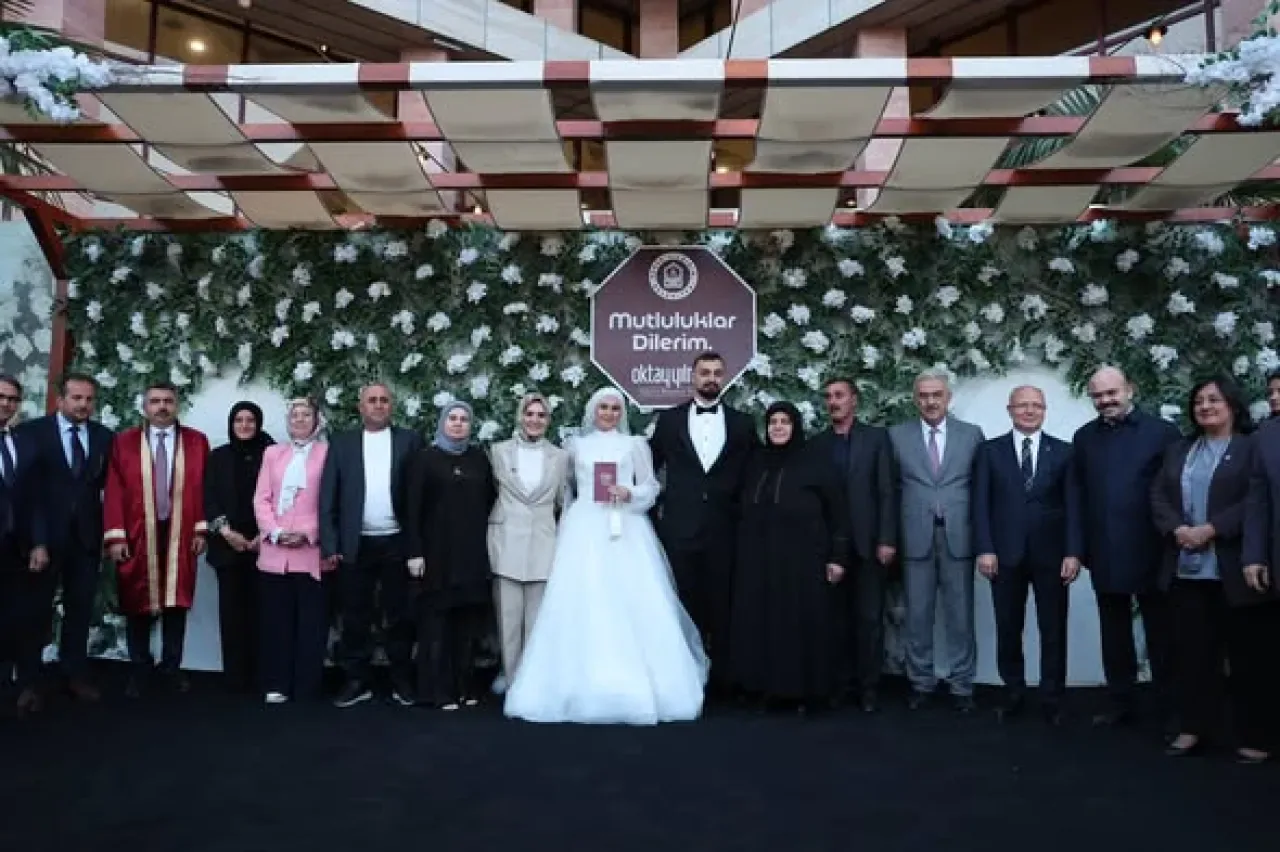 Bursa'da Genç Çiftin Nikah Törenine Bakan ve Vali Katıldı Bursa'da Genç Çiftin Nikah Törenine Bakan ve Vali Katıldı