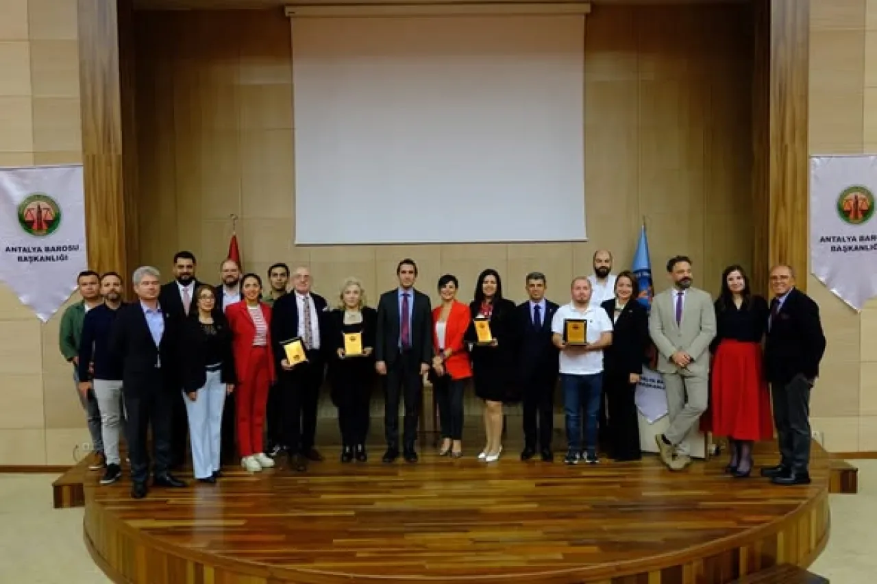 Antalya Barosu'ndan 29 Ekim Cumhuriyet Bayramı'nda Anlamlı Etkinlik Antalya Barosu'ndan 29 Ekim Cumhuriyet Bayramı'nda Anlamlı Etkinlik