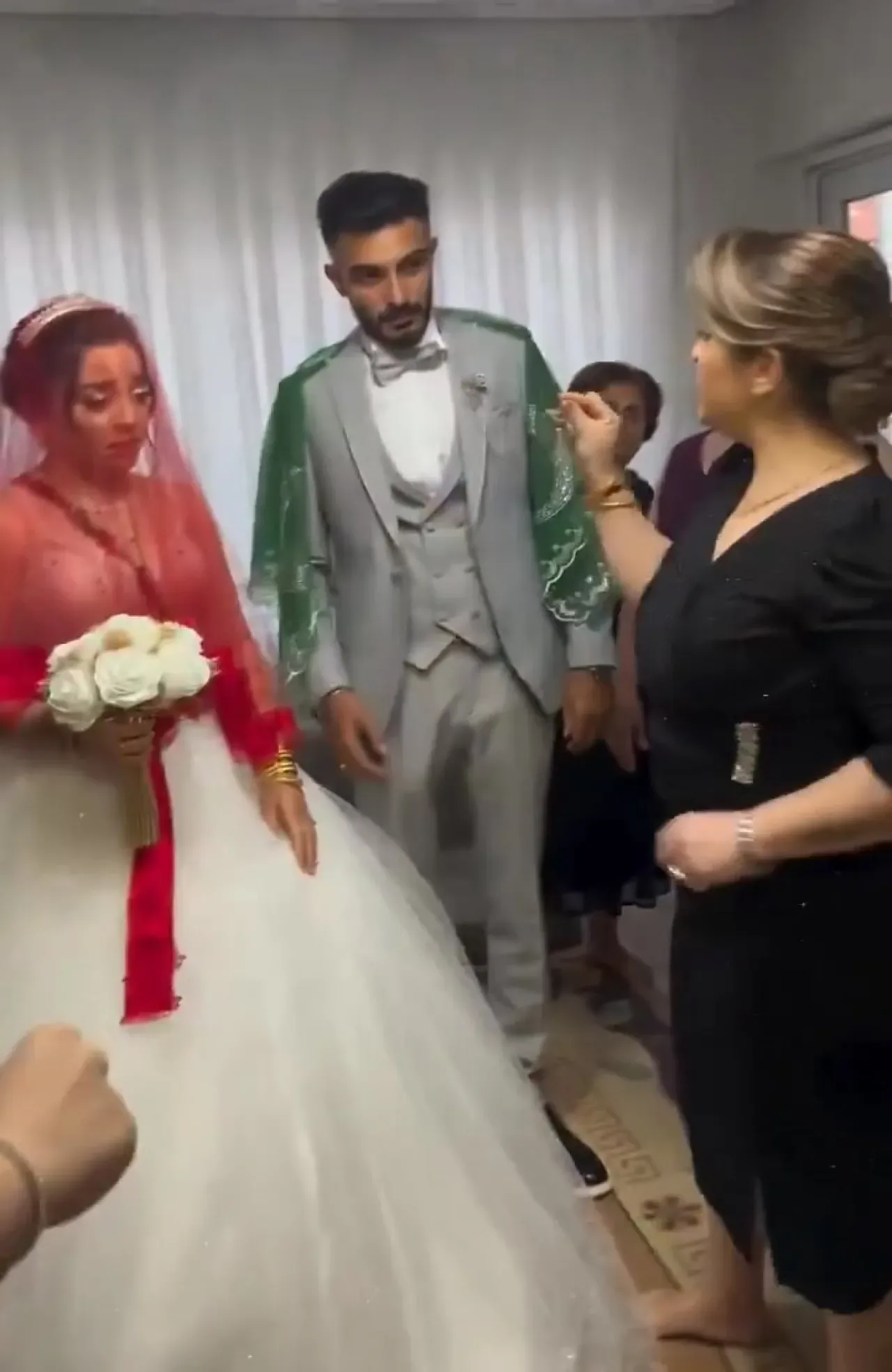 Düğünde Damadına Duygusal Konuşma: Anne Yüreğinden Sıra Dışı Sözler Düğünde Damadına Duygusal Konuşma: Anne Yüreğinden Sıra Dışı Sözler