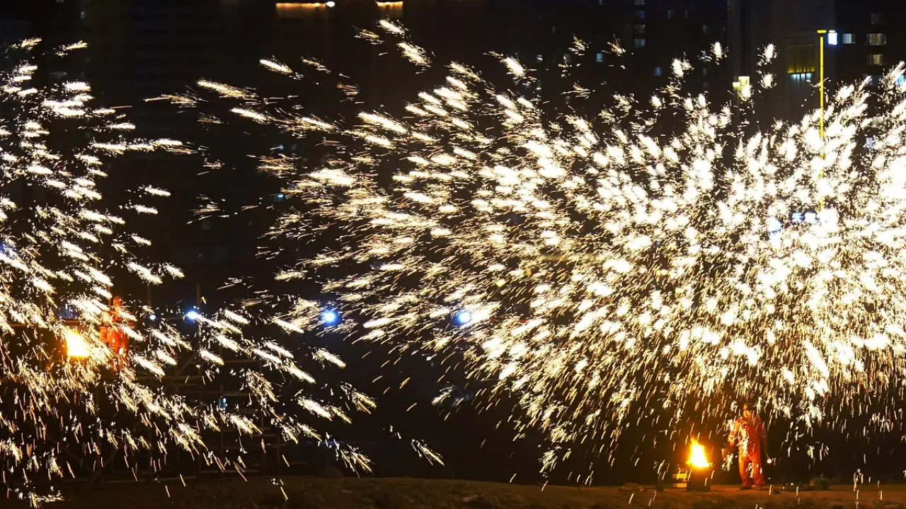 Dalian'da Ateş ve Denizin Dansı: Geleneksel Huohu ve Datiehua Gösterisi Büyüledi Dalian'da Ateş ve Denizin Dansı: Geleneksel Huohu ve Datiehua Gösterisi Büyüledi