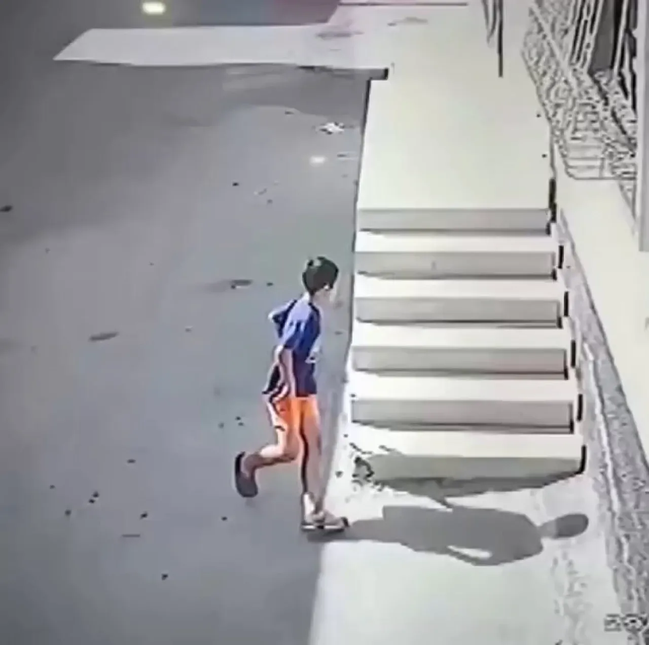 Adana'da Çocuğu Ayağından Tutup Yere Fırlatan Şahıs İhbar Edildi Adana'da Çocuğu Ayağından Tutup Yere Fırlatan Şahıs İhbar Edildi