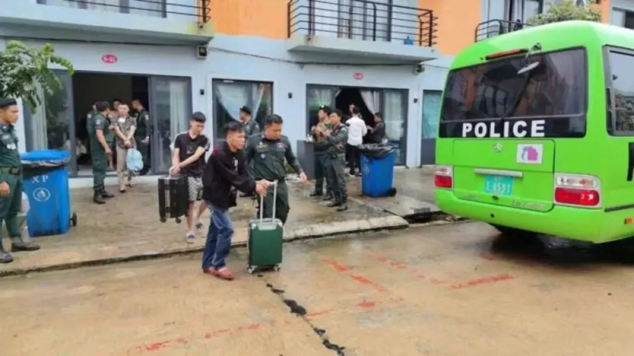 Kamboçya'da 65 Kişi Çevrimiçi Dolandırıcılık Operasyonu Kapsamında Gözaltına Alındı Kamboçya'da 65 Kişi Çevrimiçi Dolandırıcılık Operasyonu Kapsamında Gözaltına Alındı