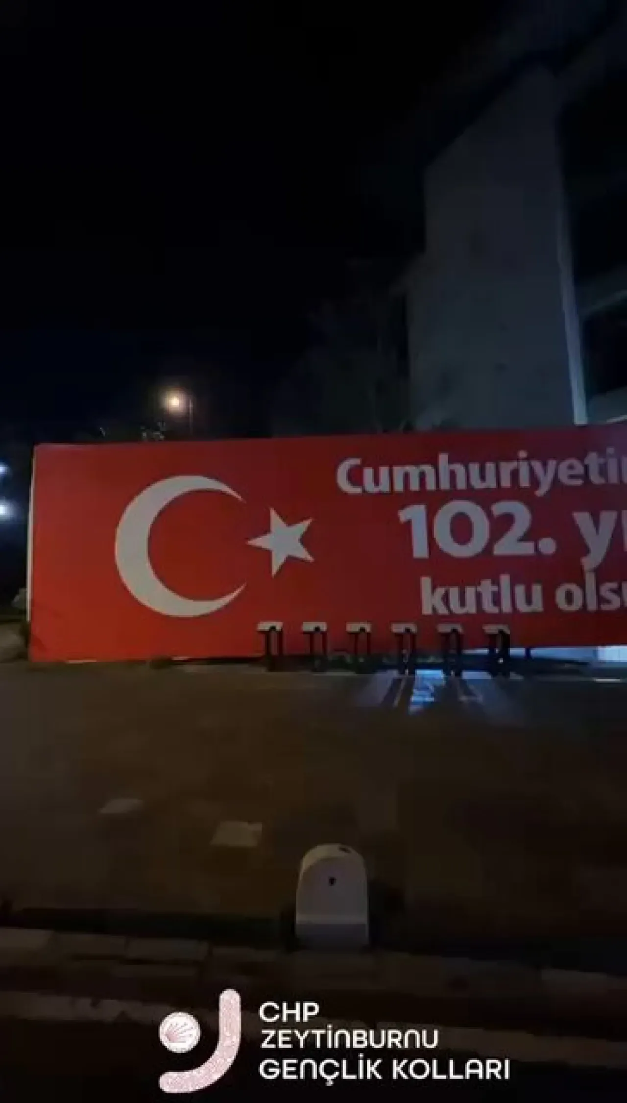Zeytinburnu Belediyesi'nin Cumhuriyet Bayramı Afişlerinde Atatürk'e Yer Verilmemesi Tepki Çekti Zeytinburnu Belediyesi'nin Cumhuriyet Bayramı Afişlerinde Atatürk'e Yer Verilmemesi Tepki Çekti