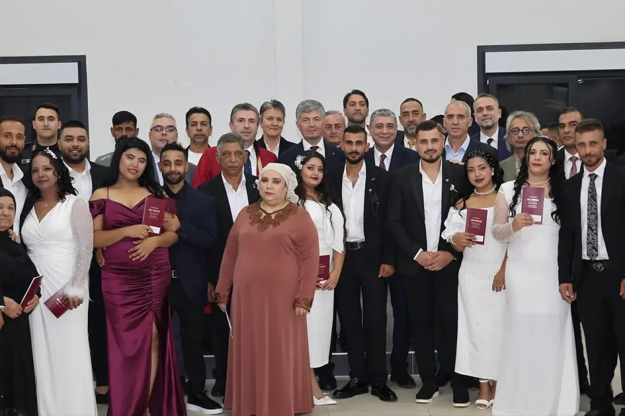 Çatalca'da 2025 Aile Yılı Kapsamında 12 Çift Toplu Nikahla Hayatlarını Birleştirdi Çatalca'da 2025 Aile Yılı Kapsamında 12 Çift Toplu Nikahla Hayatlarını Birleştirdi