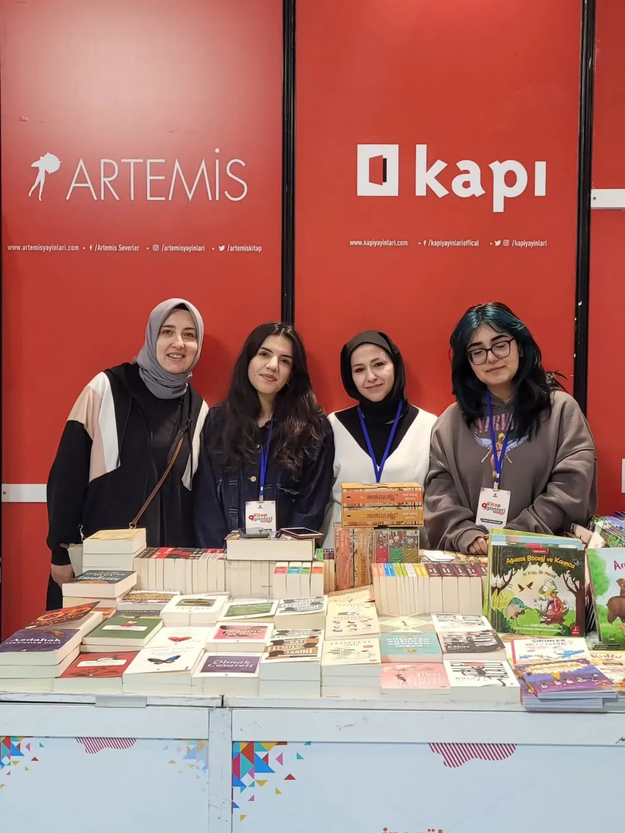 İnegöl Kitap Fuarı'nda Gençlik Merkezi Gönüllülerinin Coşkusu İnegöl Kitap Fuarı'nda Gençlik Merkezi Gönüllülerinin Coşkusu
