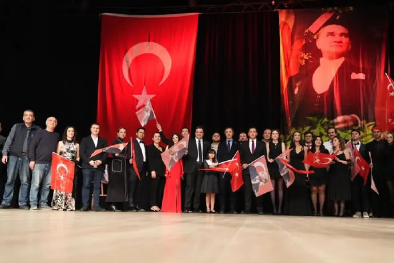 CHP Beşiktaş Gençlik Kolları Cumhuriyet Balosu'nda Coşkulu Kutlama CHP Beşiktaş Gençlik Kolları Cumhuriyet Balosu'nda Coşkulu Kutlama