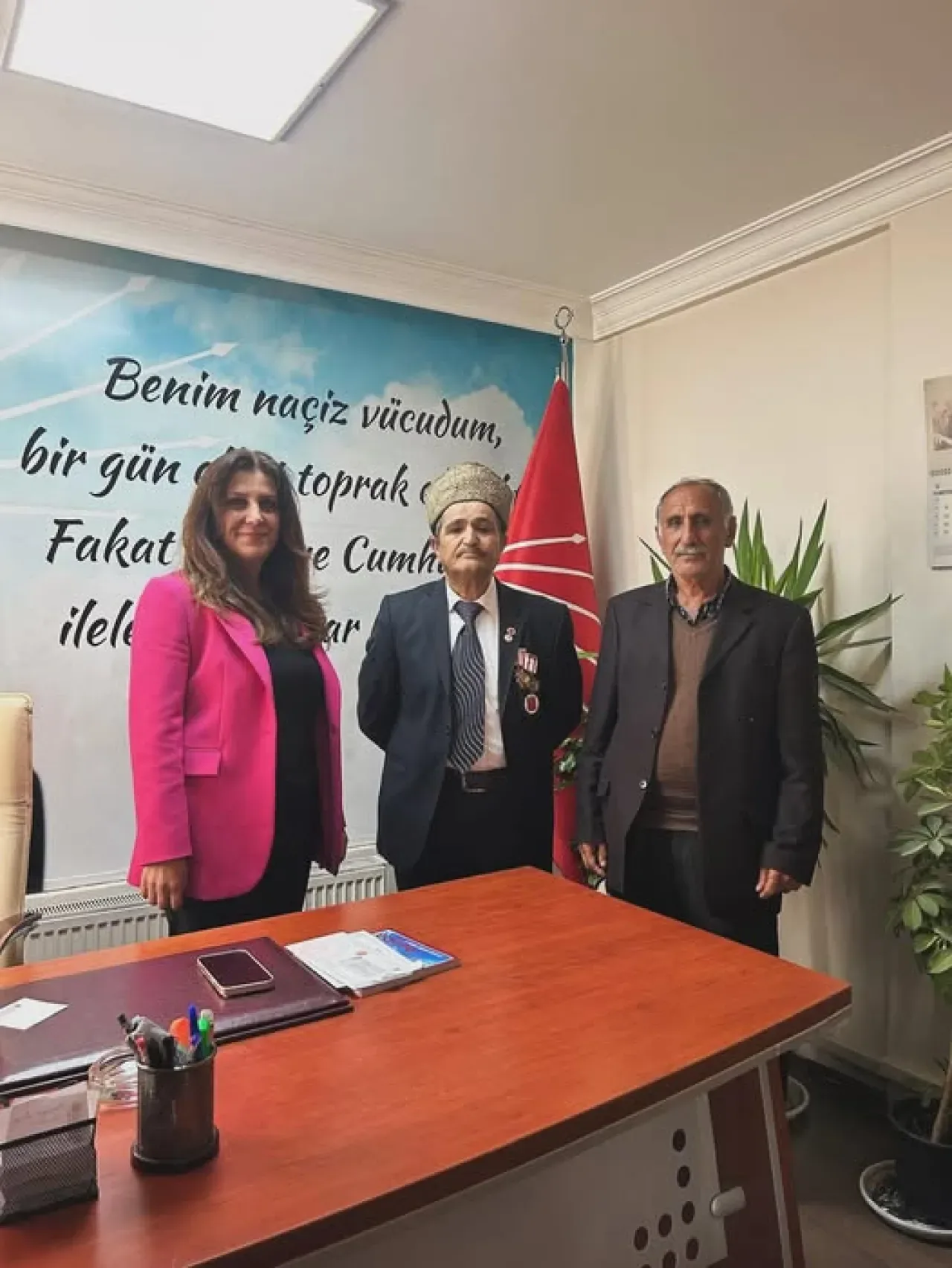 CHP Kayseri İl Başkanı Ümit Özer'den Kıbrıs Gazisine Ziyaret CHP Kayseri İl Başkanı Ümit Özer'den Kıbrıs Gazisine Ziyaret