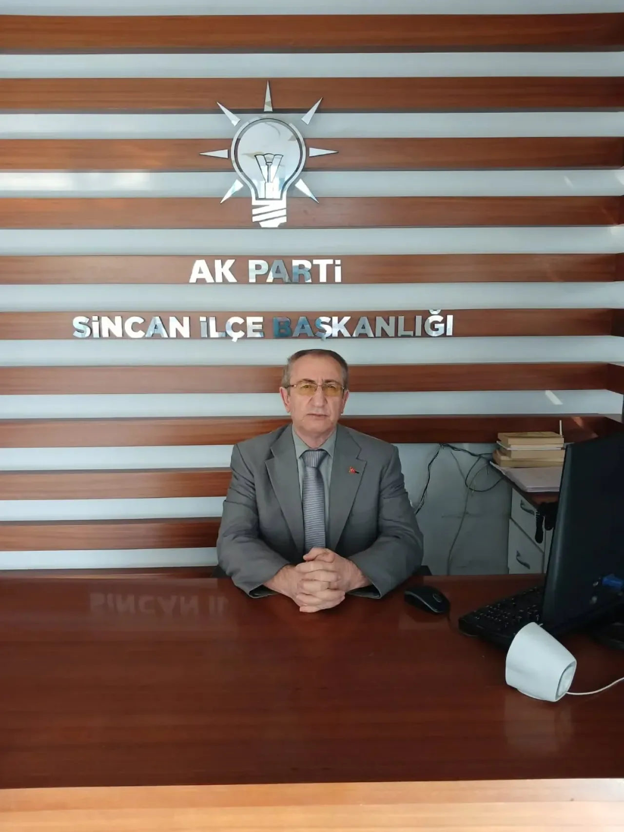 Sincan AK Parti İlçe Başkanlığı'nda Yönetim Kurulu Üyesi Şahap Akkuş Nöbet Tutuyor Sincan AK Parti İlçe Başkanlığı'nda Yönetim Kurulu Üyesi Şahap Akkuş Nöbet Tutuyor