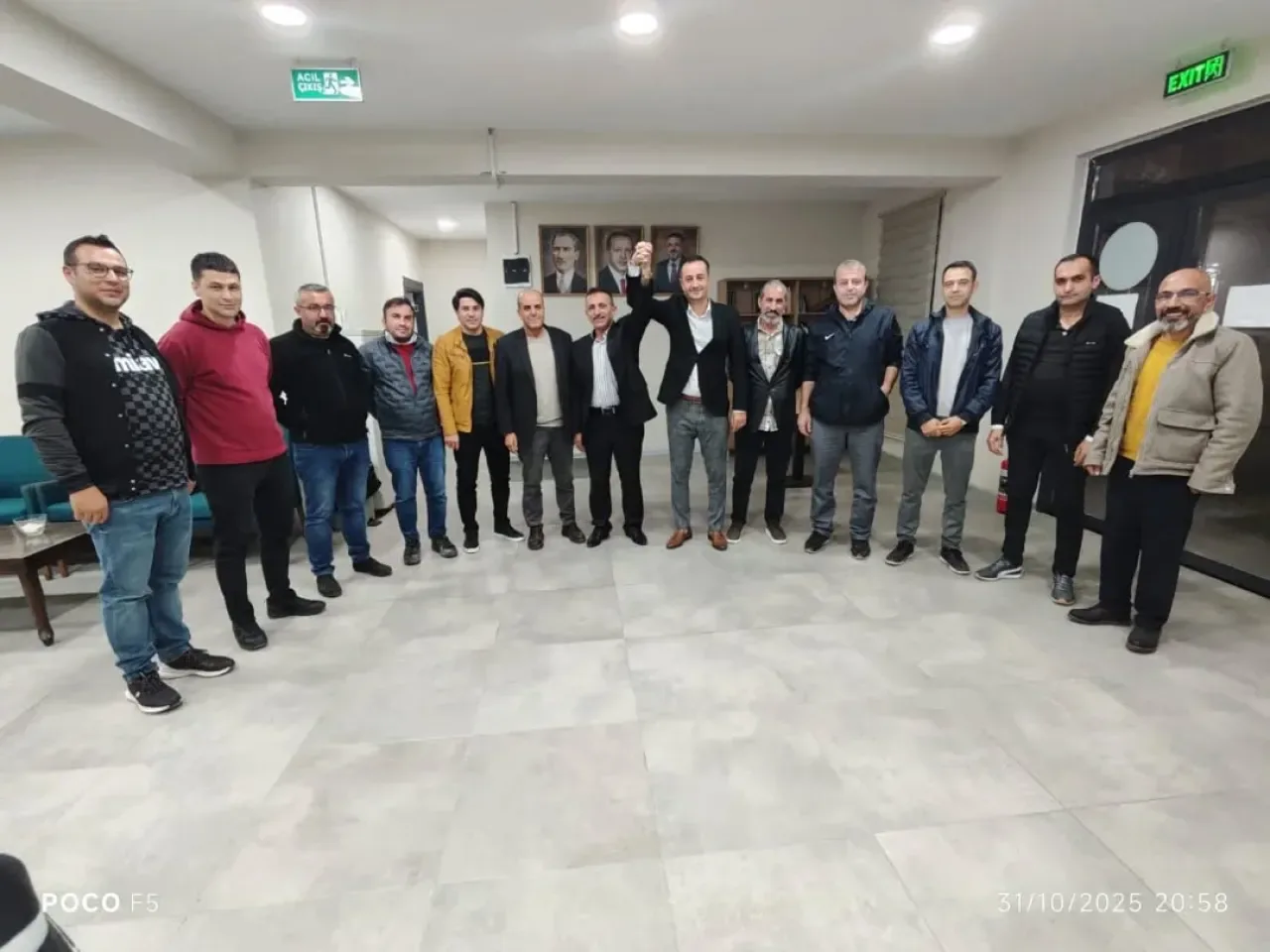 Sincan AK Parti'de Haftalık Mahalle Komisyon Toplantısı Yapıldı Sincan AK Parti'de Haftalık Mahalle Komisyon Toplantısı Yapıldı