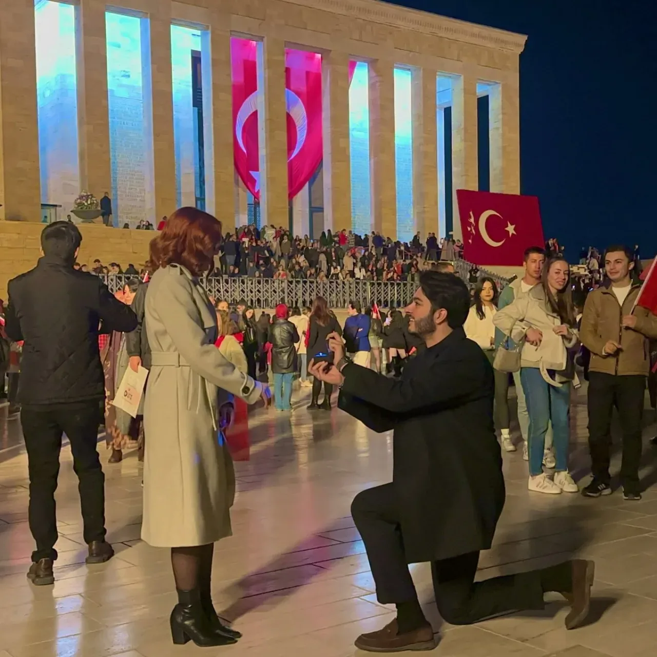 Anıtkabir'de Duygusal Evlilik Teklifi Anıtkabir'de Duygusal Evlilik Teklifi