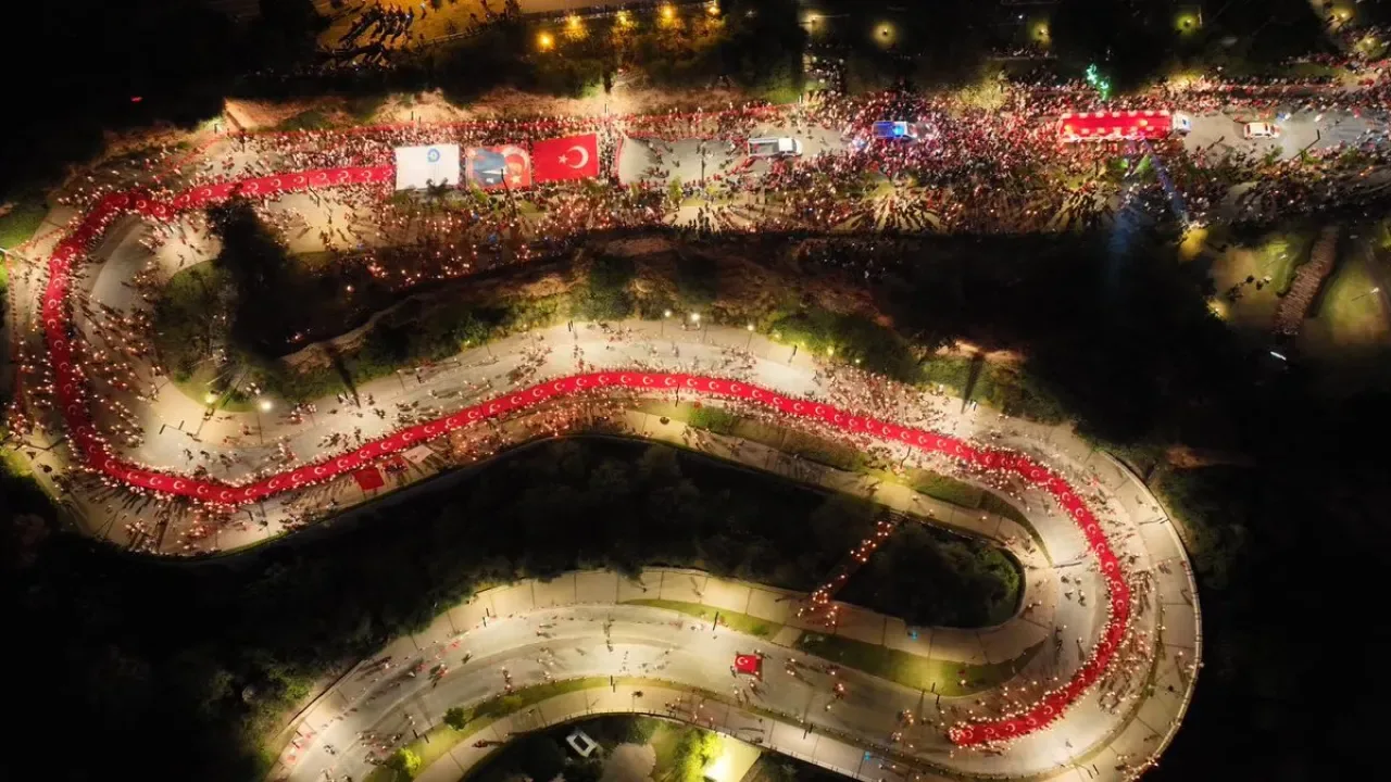 Antalya'da Cumhuriyet Bayramı Coşkusu: 400 Metrelik Dev Türk Bayrağı Taşındı Antalya'da Cumhuriyet Bayramı Coşkusu: 400 Metrelik Dev Türk Bayrağı Taşındı