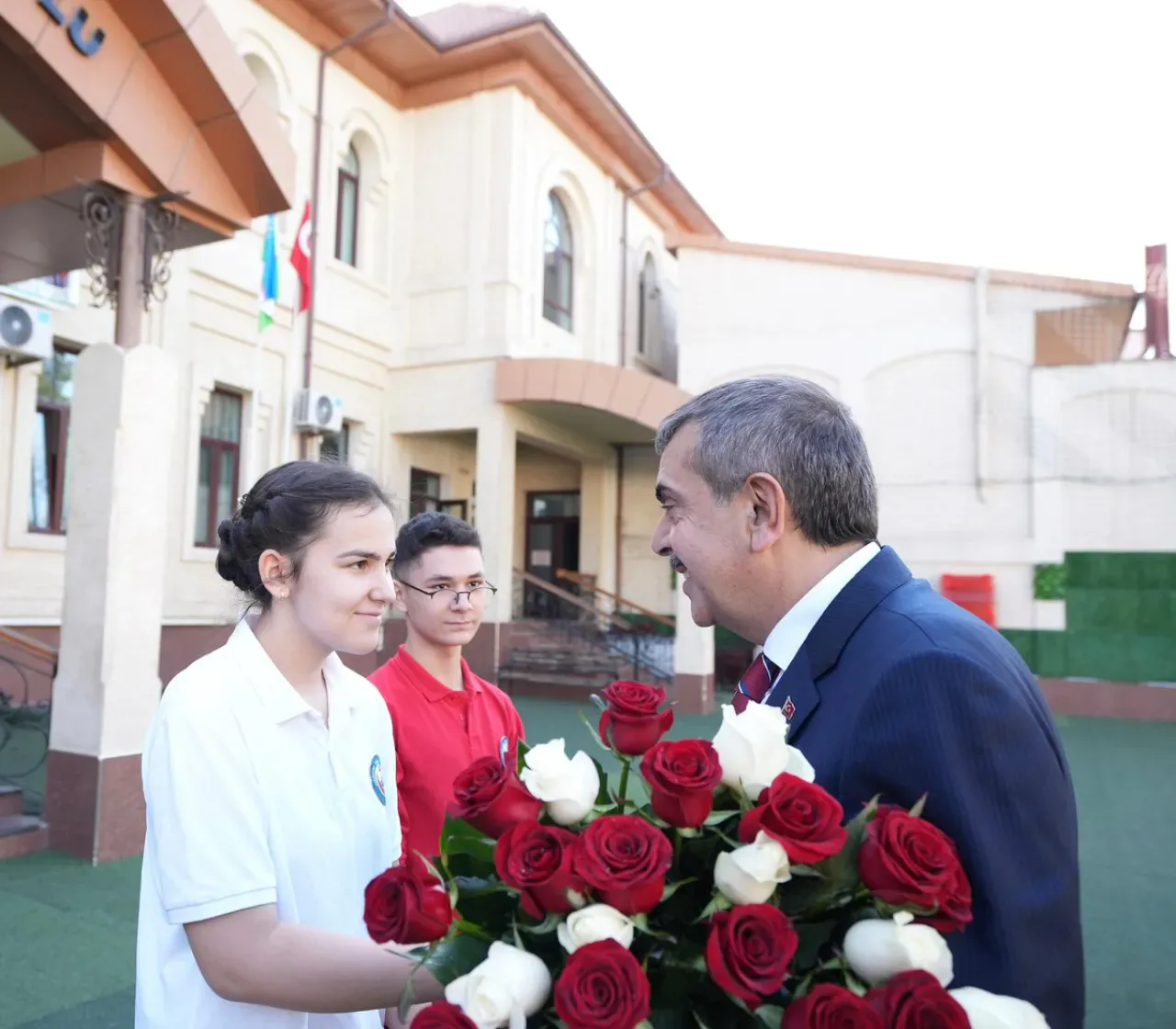 Milli Eğitim Bakanı Yusuf Tekin, Taşkent'teki Türk Okulunu Ziyaret Etti Milli Eğitim Bakanı Yusuf Tekin, Taşkent'teki Türk Okulunu Ziyaret Etti