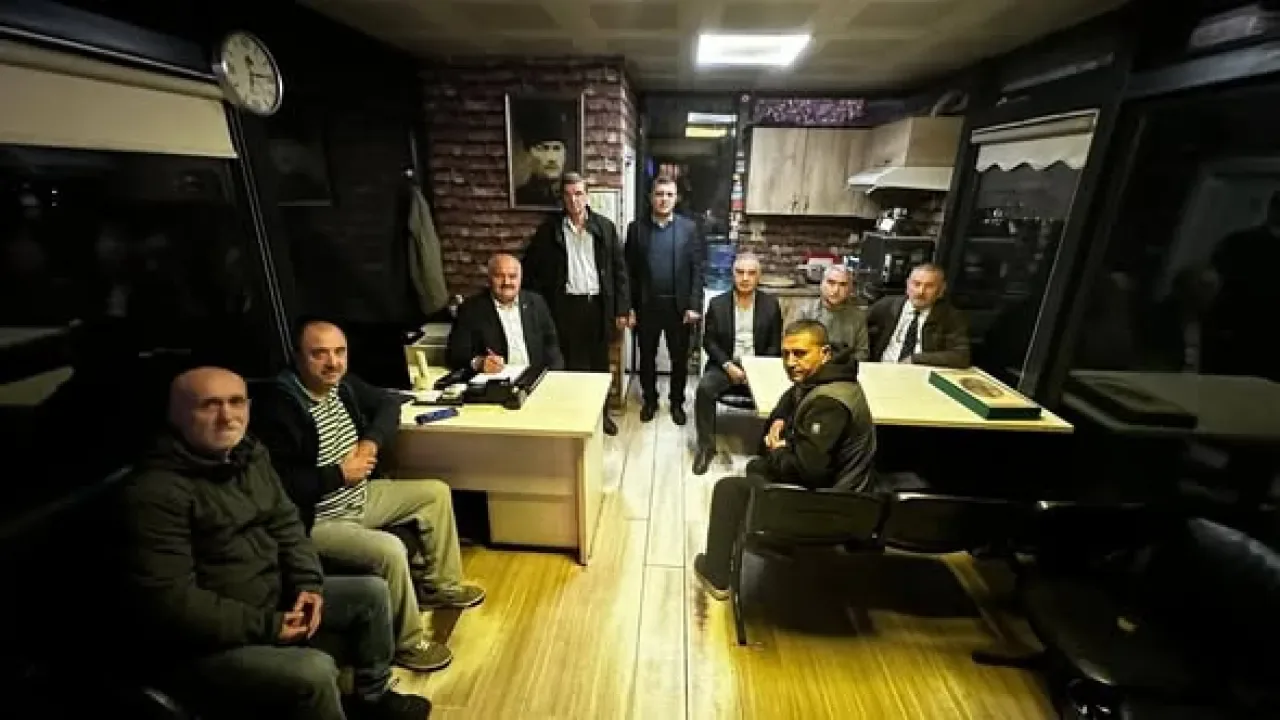 İstanbul Taksiciler Esnaf Odası Başkanı Eyüp Aksu, Beşiktaş'taki Taksicilerle Buluştu İstanbul Taksiciler Esnaf Odası Başkanı Eyüp Aksu, Beşiktaş'taki Taksicilerle Buluştu