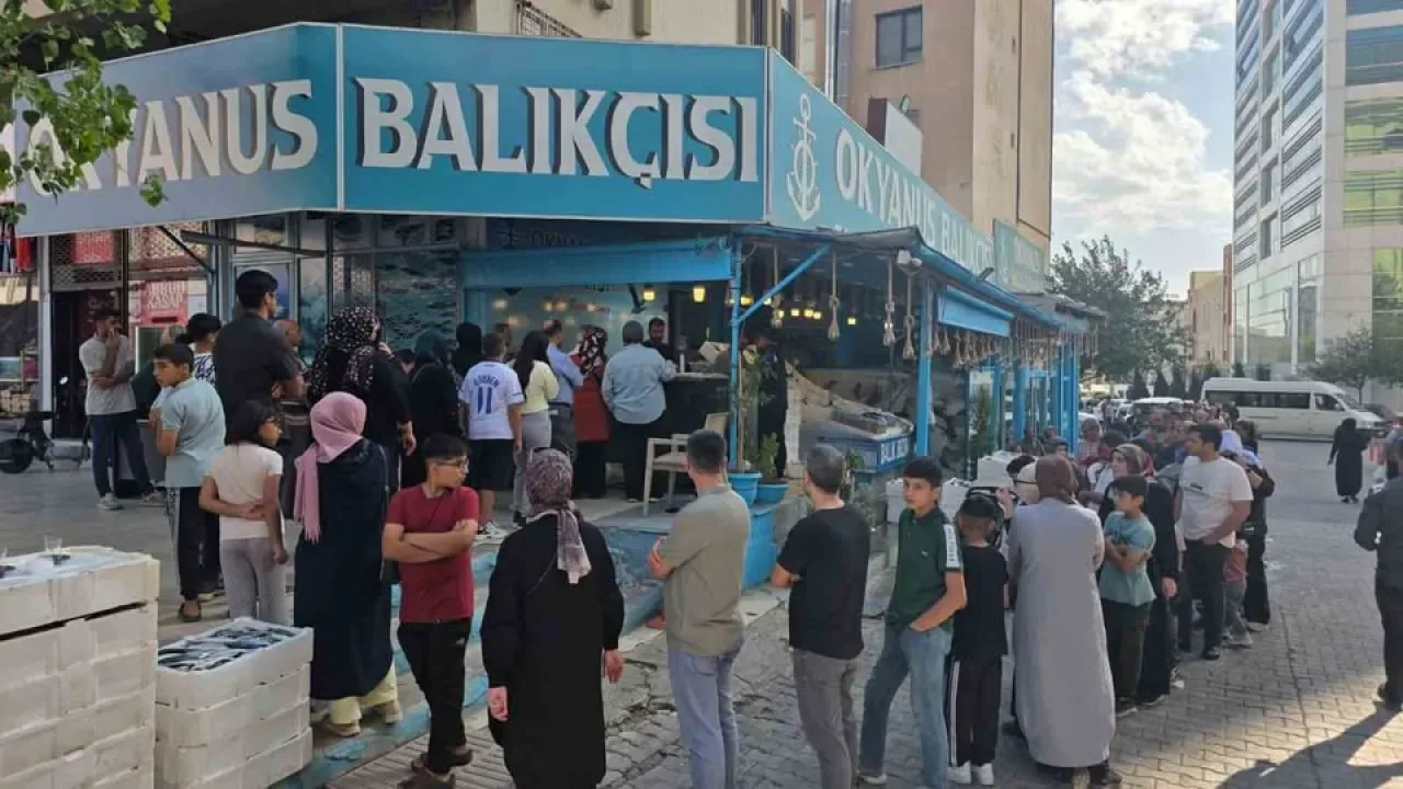 Şanlıurfa'da Taze Hamsi Yoğun İlgi Gördü Şanlıurfa'da Taze Hamsi Yoğun İlgi Gördü