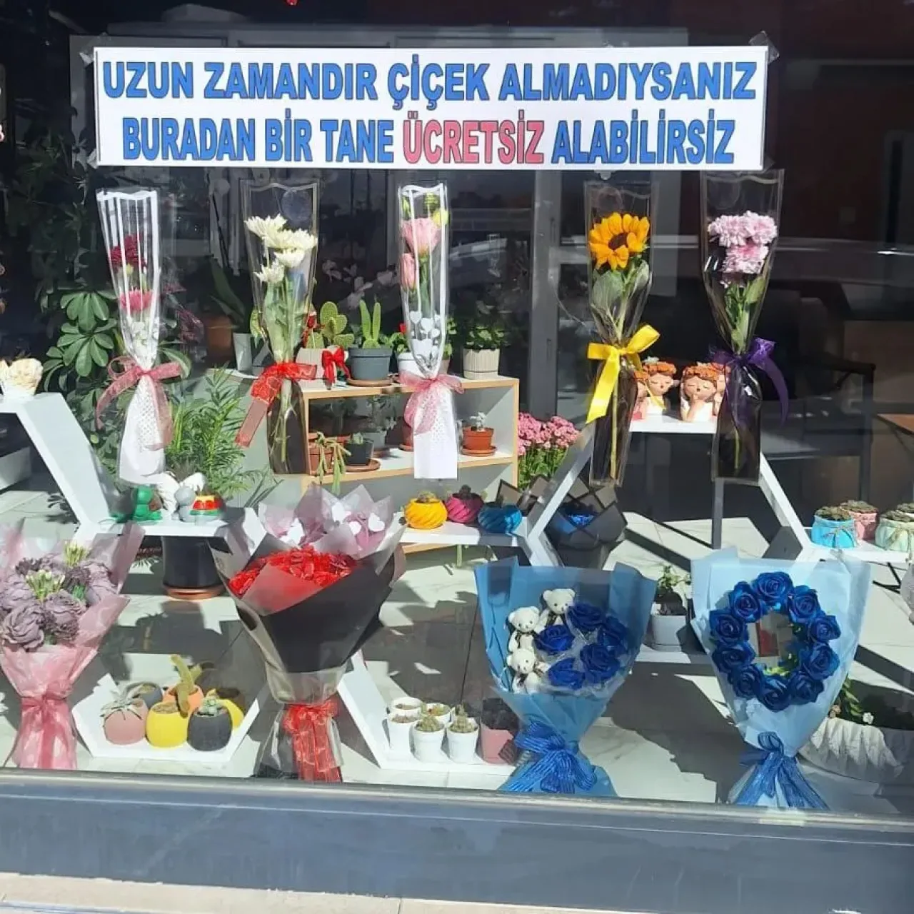 Isparta'da Çiçekçiden Anlamlı Kampanya: "Uzun Zamandır Çiçek Almadıysanız Ücretsiz Veriyoruz" Isparta'da Çiçekçiden Anlamlı Kampanya: "Uzun Zamandır Çiçek Almadıysanız Ücretsiz Veriyoruz"