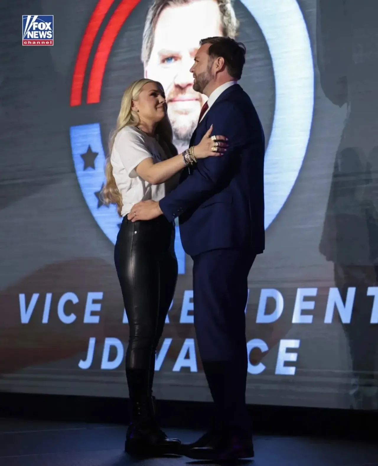 Erika Kirk, Eşi Charlie Kirk'un Yerine Geçecek Kişiyi Açıkladı: J.D. Vance ile Benzerlik Görüyorum Erika Kirk, Eşi Charlie Kirk'un Yerine Geçecek Kişiyi Açıkladı: J.D. Vance ile Benzerlik Görüyorum