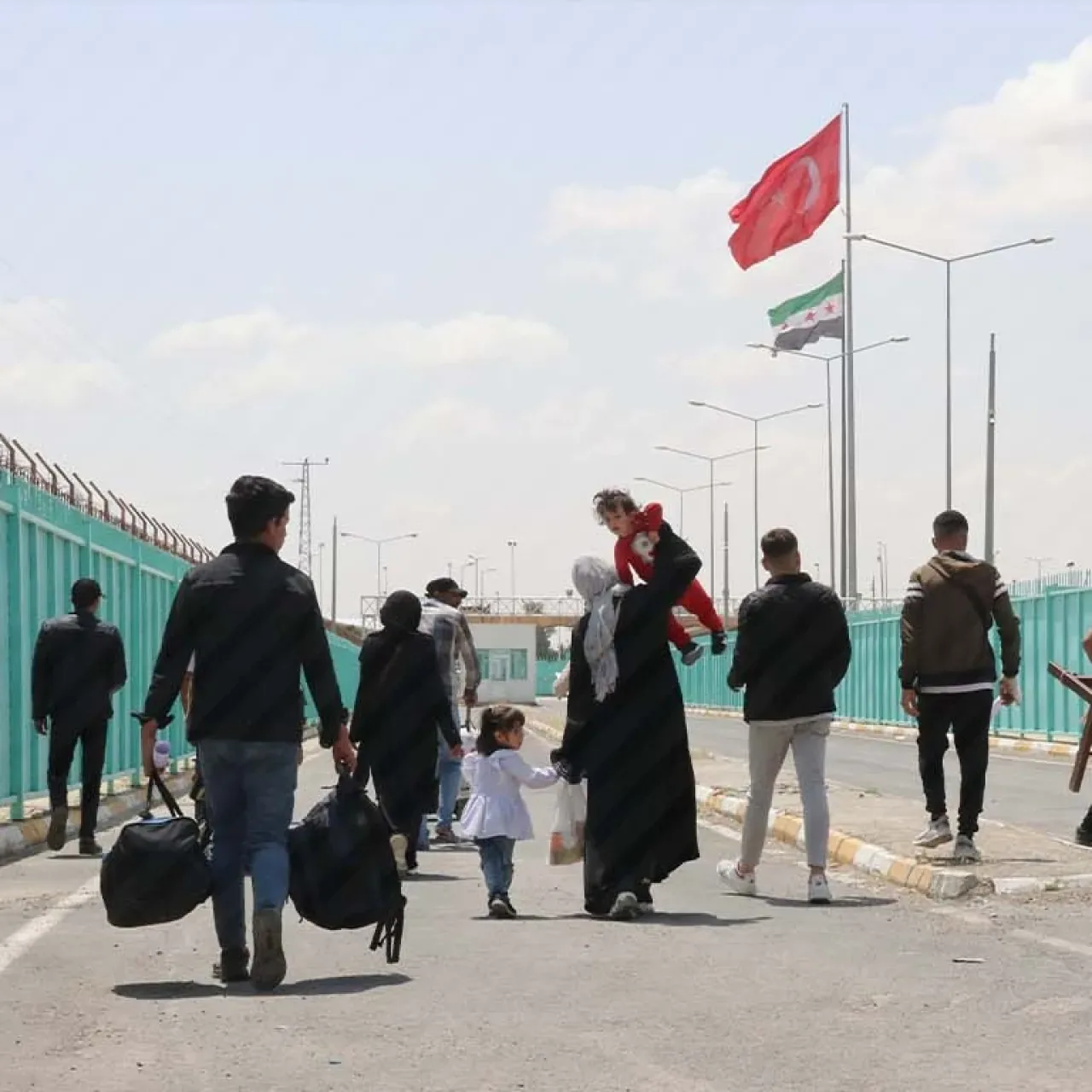 Suriye'ye Gönüllü Dönüşlerde Tarihi Rakam: 1 Milyon 290 Bin Kişi Suriye'ye Gönüllü Dönüşlerde Tarihi Rakam: 1 Milyon 290 Bin Kişi