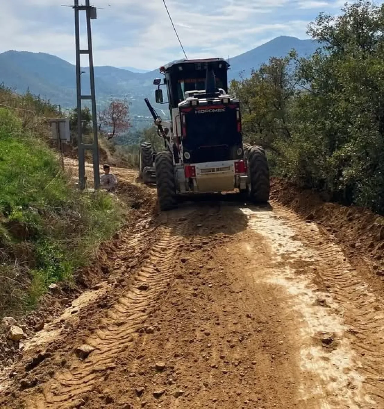 Kiraz Belediyesi, Gedik Mahallesi'nde Yol Tesviye Çalışması Gerçekleştirdi Kiraz Belediyesi, Gedik Mahallesi'nde Yol Tesviye Çalışması Gerçekleştirdi