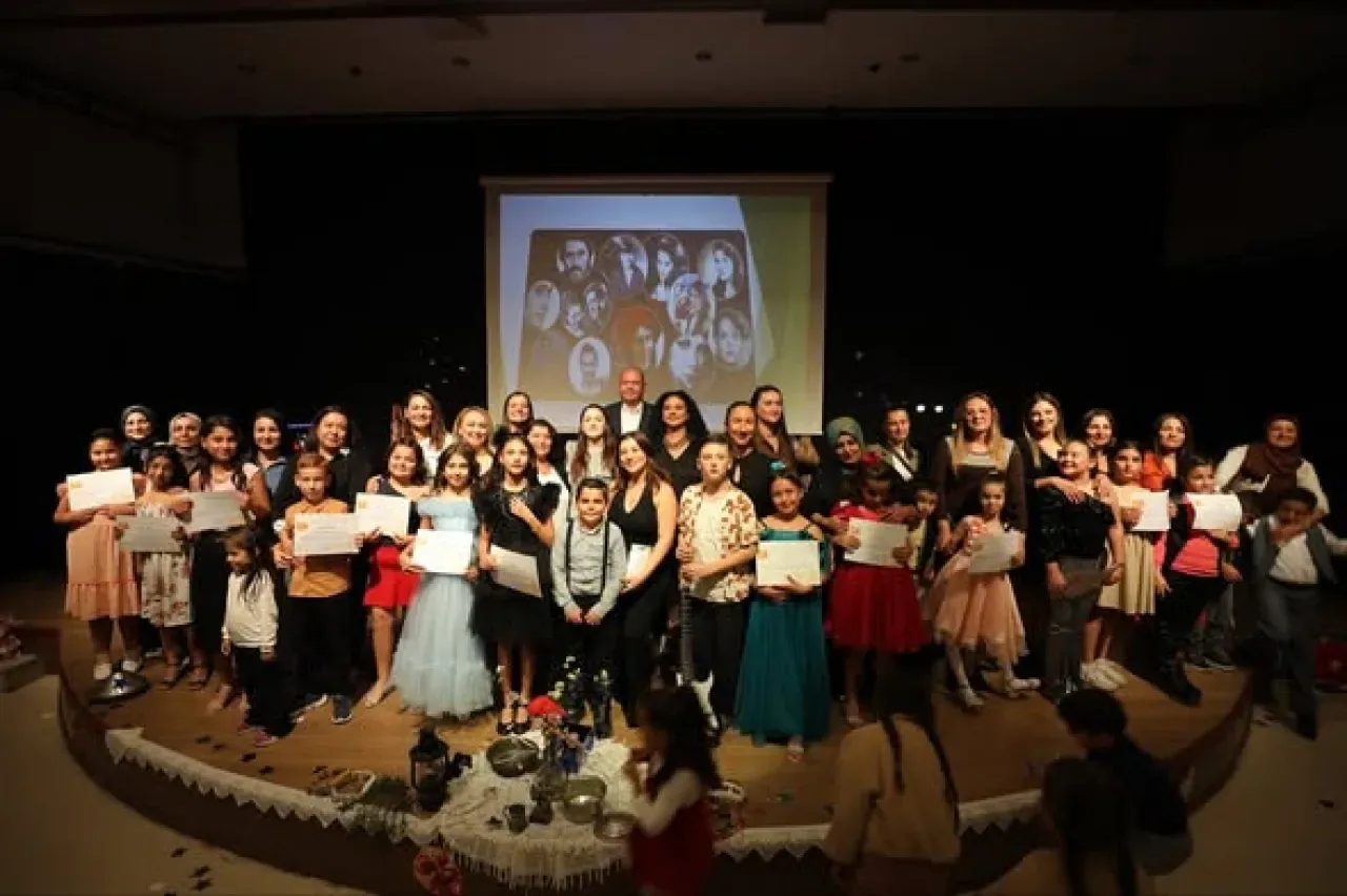 Menderes'te Minik Tiyatrocuların "Bir Zamanlar Yeşilçam" Müzikali Büyük Alkış Aldı Menderes'te Minik Tiyatrocuların "Bir Zamanlar Yeşilçam" Müzikali Büyük Alkış Aldı