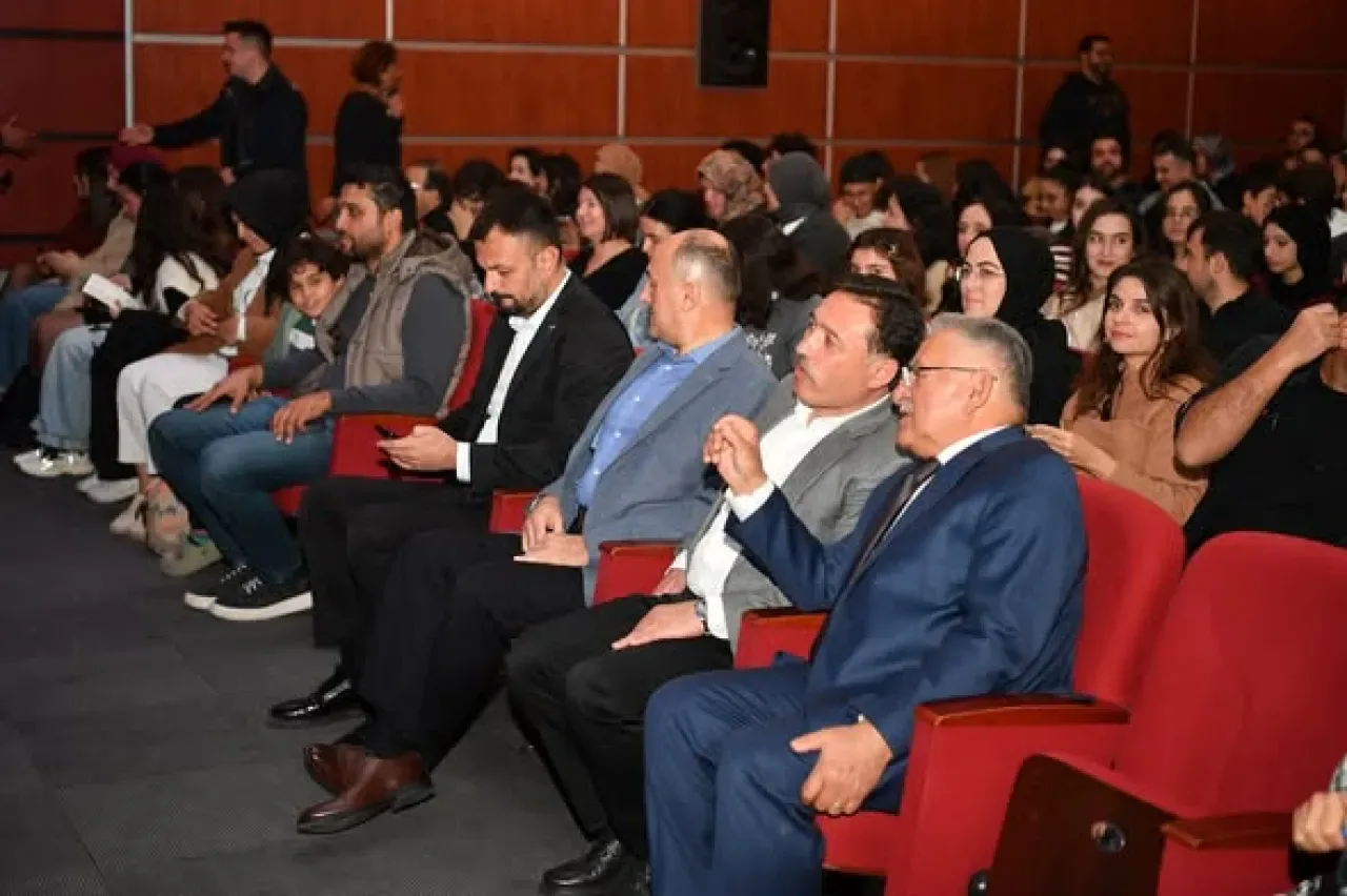 Kayseri Valisi ve Büyükşehir Belediye Başkanı Aşık Veysel Oyununu İzledi Kayseri Valisi ve Büyükşehir Belediye Başkanı Aşık Veysel Oyununu İzledi