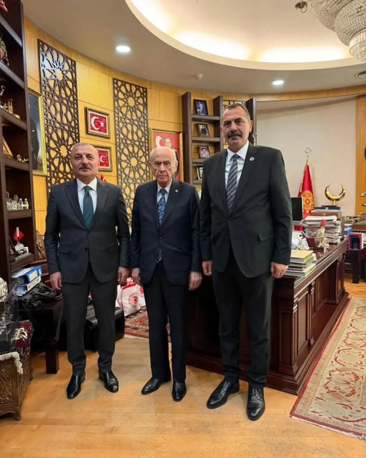 MHP İstanbul İl Başkanlığı Heyeti, Devlet Bahçeli'yi Ziyaret Etti MHP İstanbul İl Başkanlığı Heyeti, Devlet Bahçeli'yi Ziyaret Etti