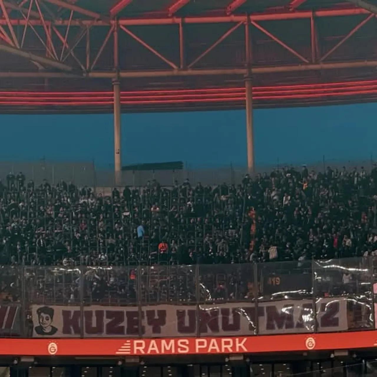 Trabzonspor Taraftarları Galatasaray Maçında Mattia Ahmet Minguzzi Pankartı Açtı Trabzonspor Taraftarları Galatasaray Maçında Mattia Ahmet Minguzzi Pankartı Açtı