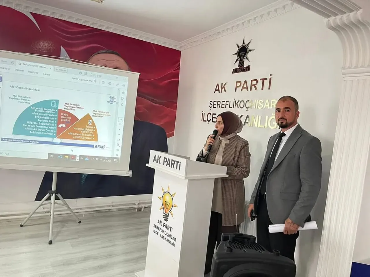 Şereflikoçhisar'da AK Parti Teşkilatına AFAD Afet Farkındalık Eğitimi Şereflikoçhisar'da AK Parti Teşkilatına AFAD Afet Farkındalık Eğitimi